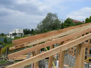 Les chevrons ne s’alignent pas. C’est normal, c’est à cause du cintrage de la façade.