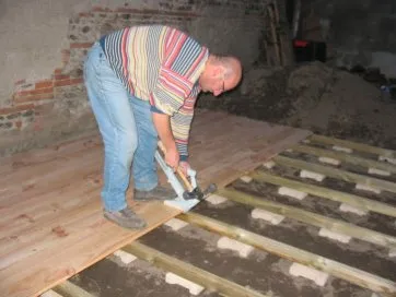 On utilise un outil spécial pour fixer les lames