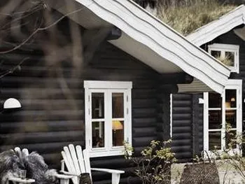 La chaleur d'une cabane au cœur des paysages danois