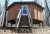 Une hutte polygonale sur pilotis